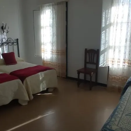 2 Estrellas -restaurante Tres Encinas En El Centro Del Pueblo Gasthof