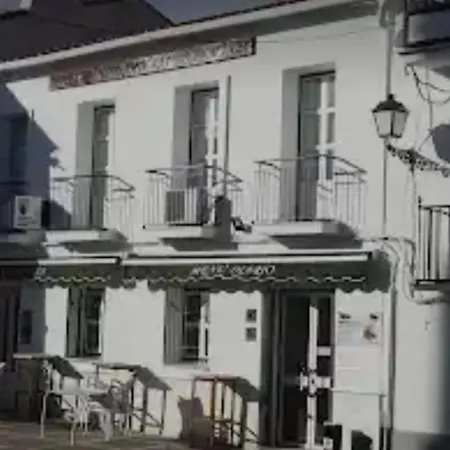 Maison d'hôtes 2 Estrellas -restaurante Tres Encinas En El Centro Del Pueblo Cabeza la Vaca