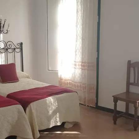 2 Estrellas -restaurante Tres Encinas En El Centro Del Pueblo بيت ضيافة