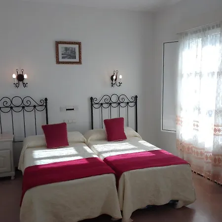 Maison d'hôtes 2 Estrellas -restaurante Tres Encinas En El Centro Del Pueblo Cabeza la Vaca