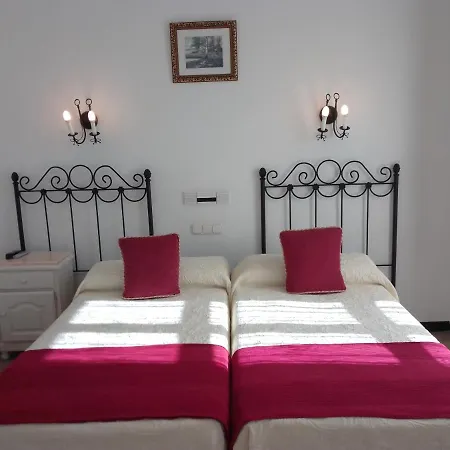 2 Estrellas -restaurante Tres Encinas En El Centro Del Pueblo Cabeza la Vaca