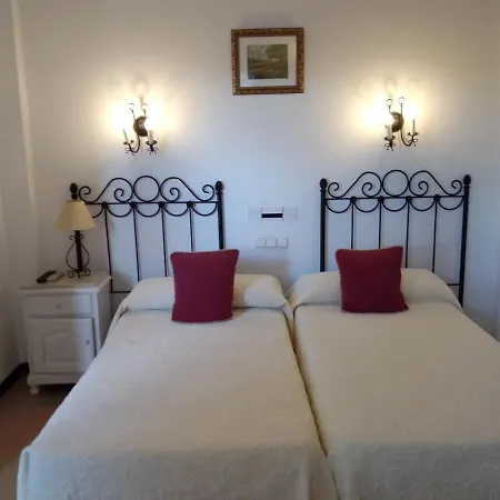 Gasthof 2 Estrellas -restaurante Tres Encinas En El Centro Del Pueblo