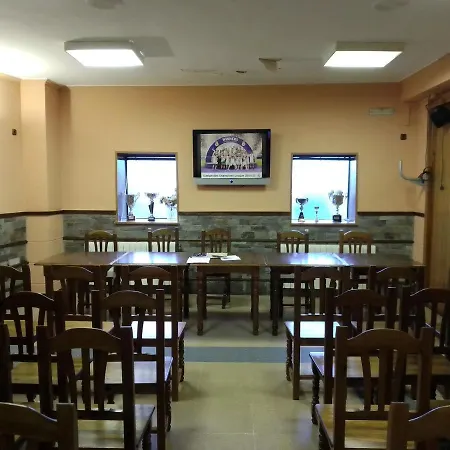 2 Estrellas -restaurante Tres Encinas En El Centro Del Pueblo Cabeza la Vaca