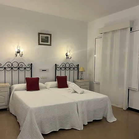 2 Estrellas -restaurante Tres Encinas En El Centro Del Pueblo Maison d'hôtes 2*