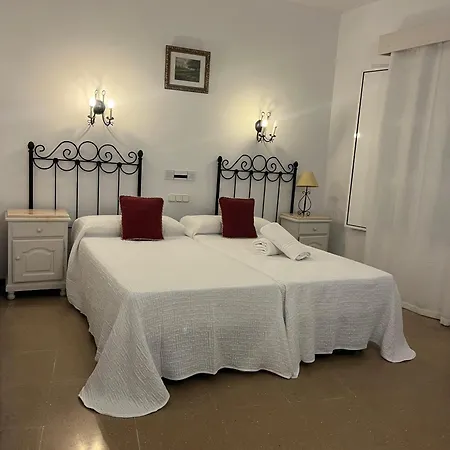 Maison d'hôtes 2 Estrellas -restaurante Tres Encinas En El Centro Del Pueblo Cabeza la Vaca