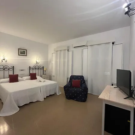2 Estrellas -restaurante Tres Encinas En El Centro Del Pueblo Cabeza la Vaca